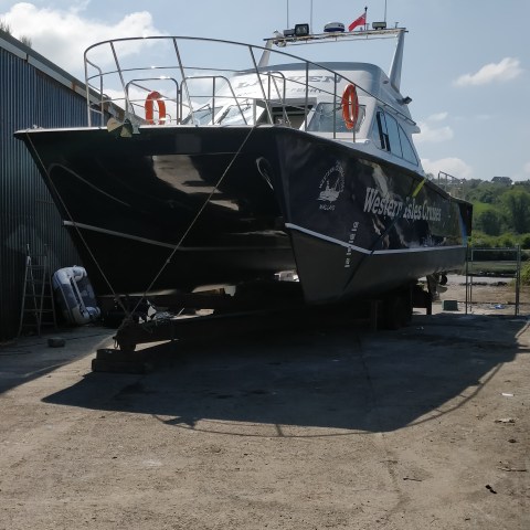 a boat sitting on top of a sandy beach